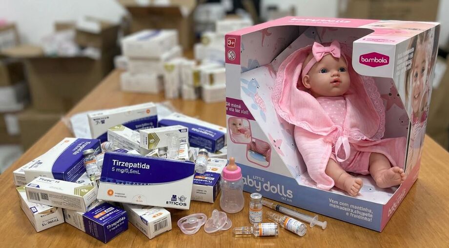 Ampolas emagrecedoras foram encontradas escondidas dentro de bonecas durante operação nos Correios em MS.