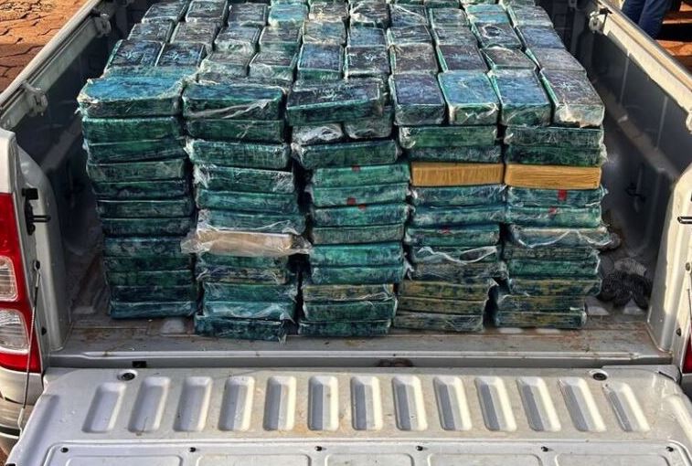 Pasta base de cocaína estava escondida em compartimentos ocultos de ônibus que saiu da fronteira com a Bolívia.