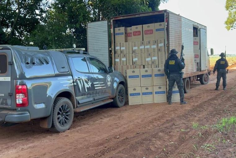 Caminhão furtado no Paraná foi encontrado com 16 mil pacotes de cigarros contrabandeados na MS-386, em Mundo Novo.