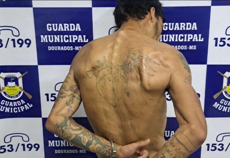 Homem de 29 anos foi preso no Jardim Esplanada após invadir residência e danificar câmera de vigilância.