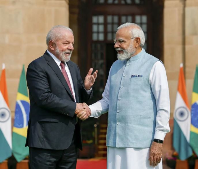 Lula e Narendra Modi participam da assinatura de acordos bilaterais em Nova Deli