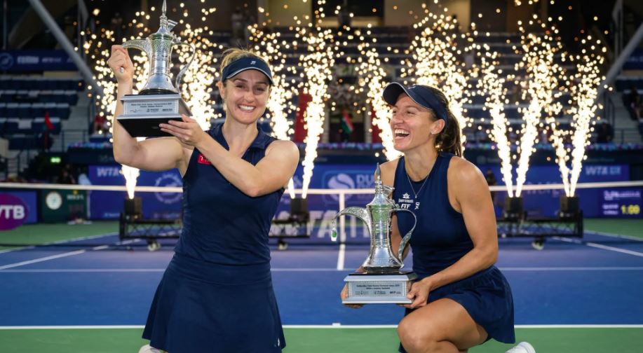 Luísa Stefani celebra o título do WTA 1000 de Dubai ao lado de Gabriela Dabrowski