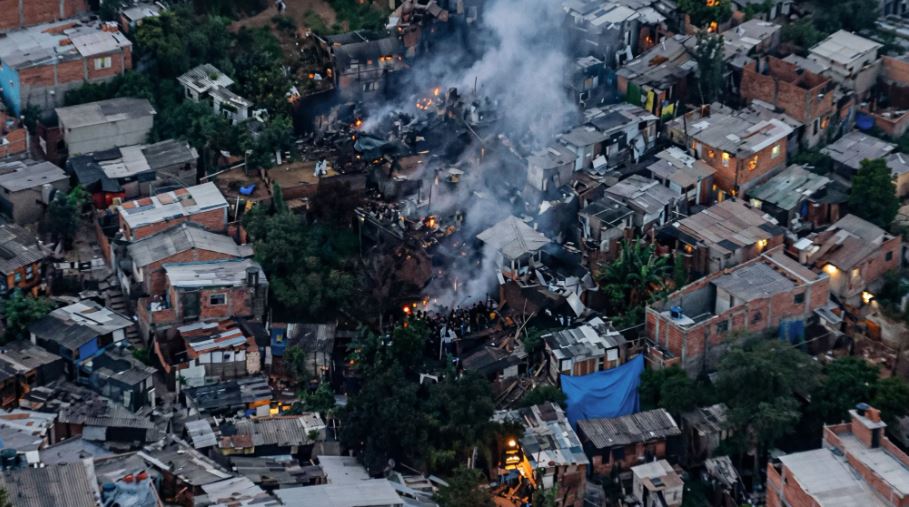 Incêndio atingiu cerca de 40 moradias em comunidade na Brasilândia, zona norte de São Paulo