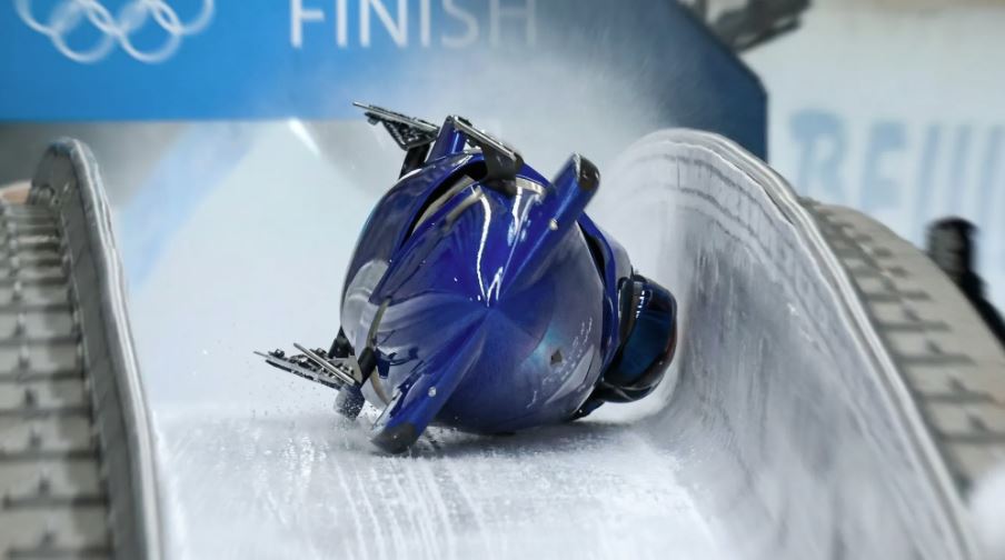 Trenó da Áustria tomba durante a segunda bateria do bobsled 4-man em Milão-Cortina