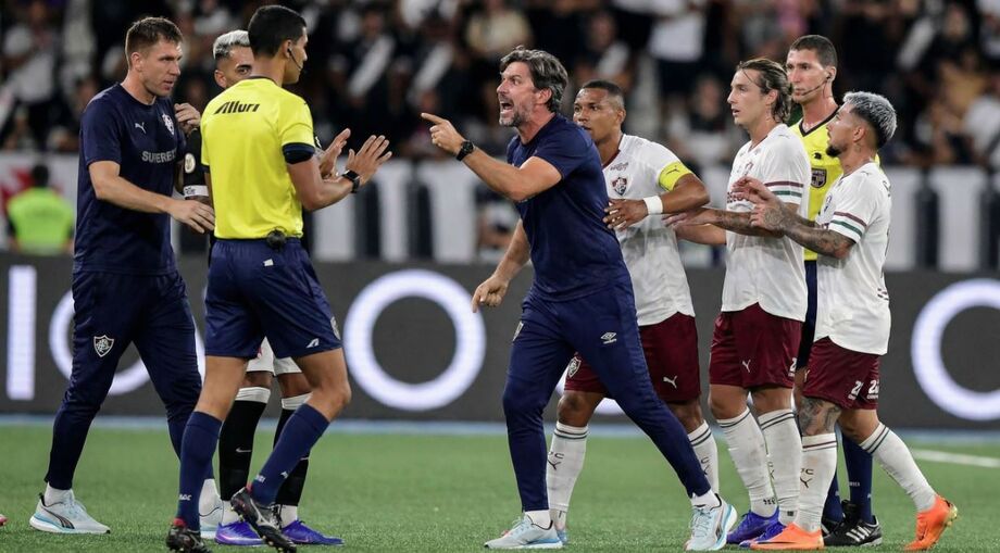 Luis Zubeldía é contido por atletas do Fluminense após expulsão no clássico contra o Vasco, no Engenhão.
