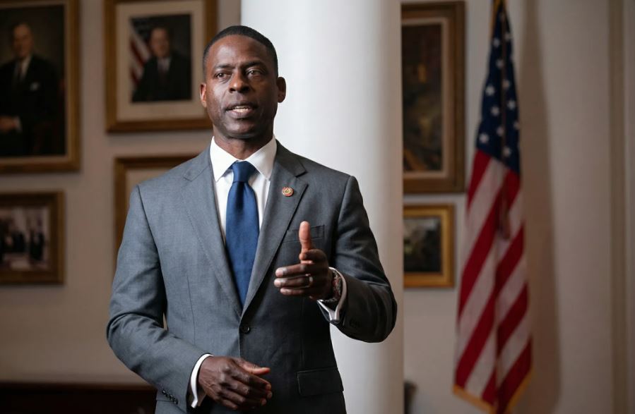 Sterling K. Brown retorna como Xavier Collins na nova fase de Paradise, que deixa o bunker e amplia a trama.