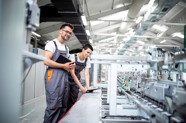 CNI estima que redução da jornada para 40 horas pode elevar custos da indústria e impactar competitividade.