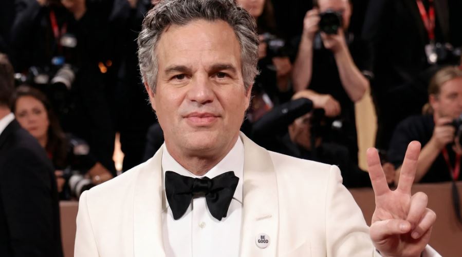 Mark Ruffalo questiona posicionamento de James Cameron sobre venda da Warner Bros. à Netflix.