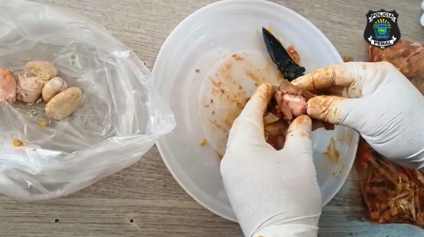 Droga escondida em pedaço de carne foi apreendida durante revista no IPCG, em Campo Grande.