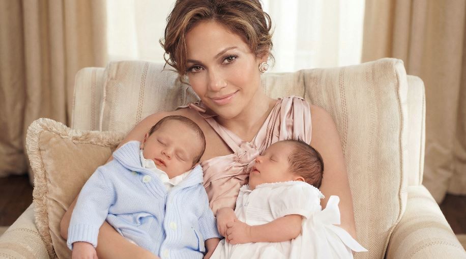 Jennifer Lopez celebra os 18 anos dos filhos Emme e Max com homenagem nas redes sociais.