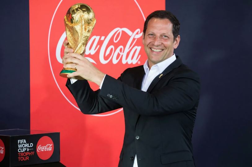 Taça original da Copa do Mundo é exibida no Museu do Futebol, em São Paulo, durante tour oficial da Fifa.