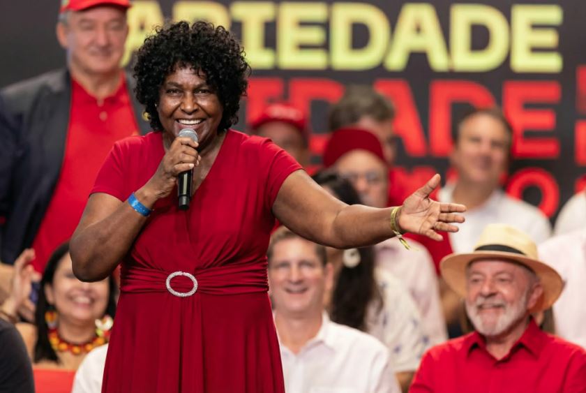 PT divulga vídeo de Benedita da Silva após críticas de evangélicos a desfile em homenagem a Lula.