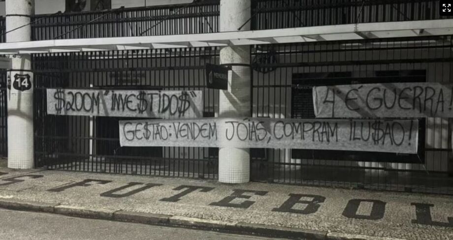 Torcedores do Santos protestam contra a diretoria com faixas na Vila Belmiro e no CT.