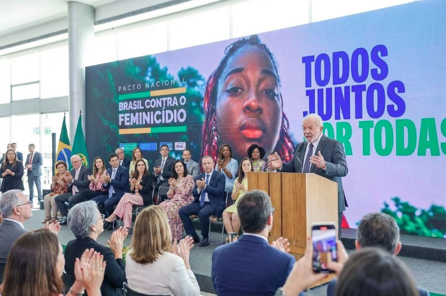 Presidente Lula discursa durante assinatura do pacto nacional para enfrentamento ao feminicídio, com presença de autoridades dos Três Poderes.