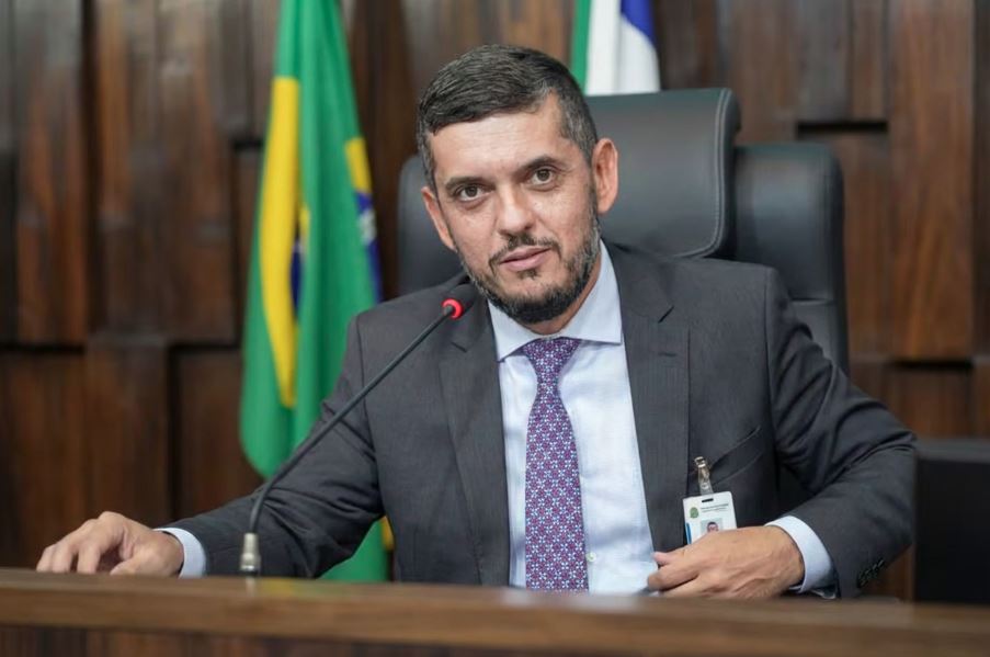 Rodrigo Bacellar permanece afastado da presidência da Alerj após renovação de licença do mandato.