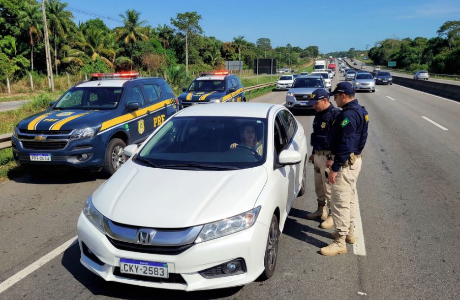 Mulher foi presa pela PRF após ser flagrada com carro furtado na MS-156, em Dourados.