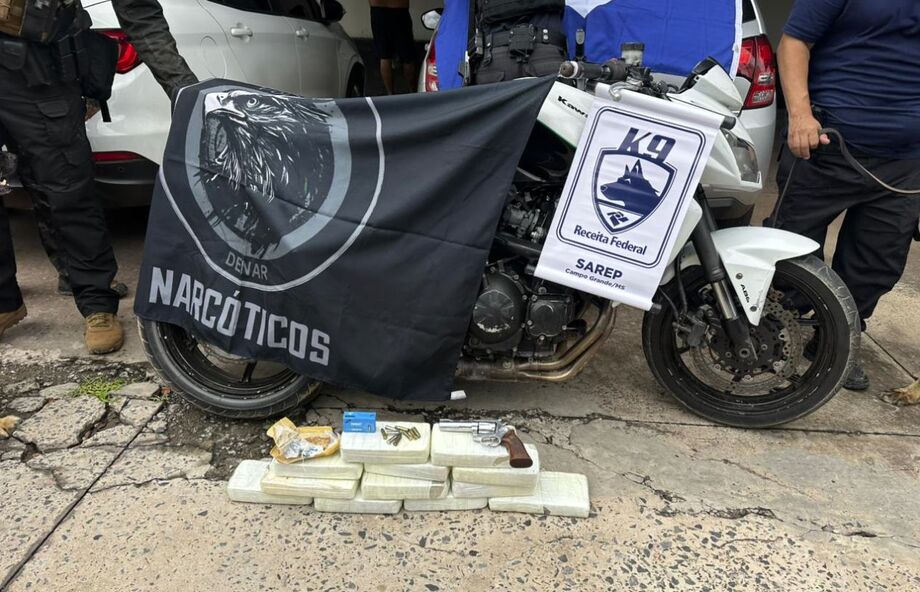 Polícia Civil apreendeu cocaína, arma e dinheiro durante operação contra tráfico e receptação em Corumbá.