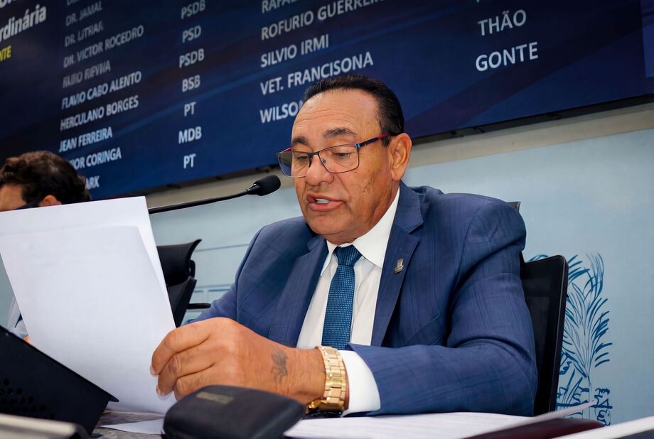 Em discurso na Câmara, Carlão critica as taxas de esgoto, lixo e COSIP, que ultrapassam R$ 3 mil anuais, e cobra melhores serviços públicos.