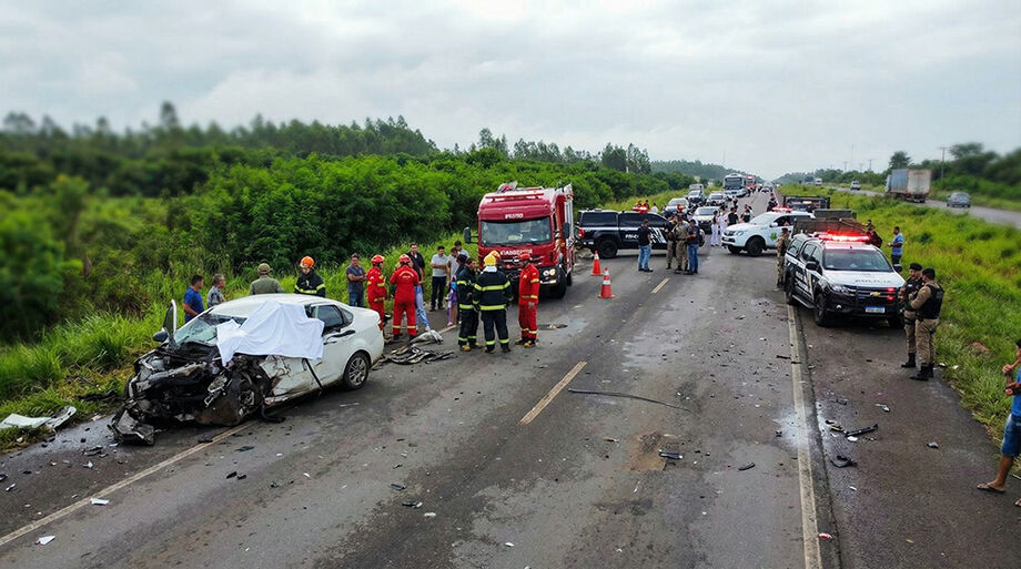 Viaturas da PRF e dos Bombeiros em trecho da BR-463, em Ponta Porã, após colisão entre Siena e carreta que matou motorista de 37 anos.