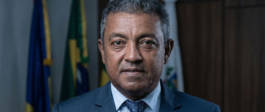 Vereador Claudenir Costa de Oliveira, presidente da Câmara Municipal de Paranhos, durante a sessão solene de abertura do ano legislativo de 2026.