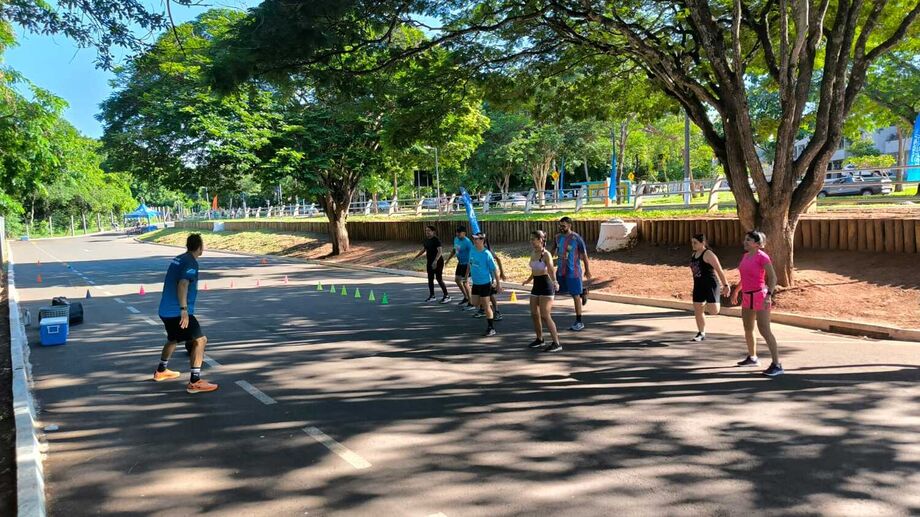 Clube de Corrida do Sesi oferece treinos gratuitos para pessoas de todas as idades no Parque dos Poderes, com foco em saúde e qualidade de vida.