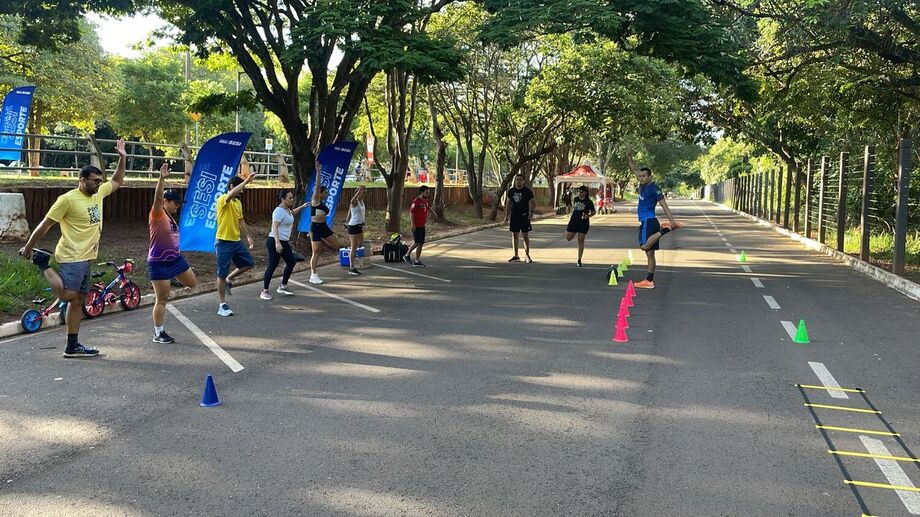 Participantes do Clube de Corrida do Sesi Esporte se reúnem aos sábados, em frente à Governadoria, no Parque dos Poderes, para treinos gratuitos abertos à comunidade de Campo Grande.