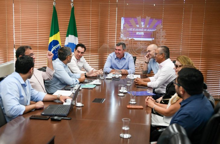 Governador Eduardo Riedel e secretário Hélio Daher durante assinatura do contrato de gestão da Educação para 2026.