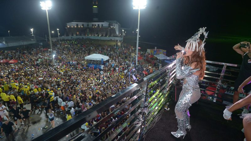 Após tumulto e relatos de foliões pisoteados na Barra/Ondina, Anitta sugeriu maior intervalo entre trios no carnaval de Salvador.
