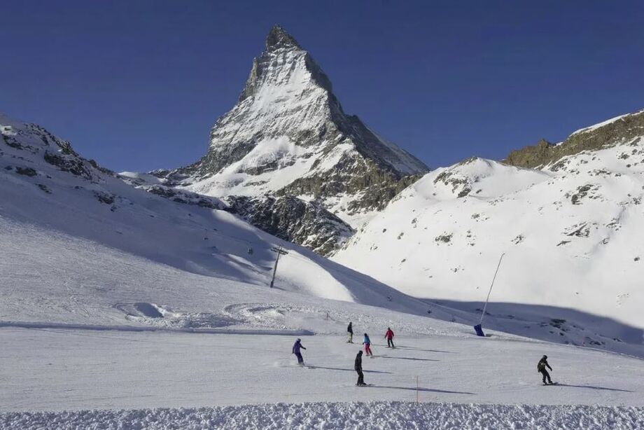 Treze esquiadores fora de pista, alpinistas e caminhantes morreram nas montanhas italianas na semana encerrada em 8 de fevereiro, segundo o Resgate Alpino. Dez das mortes foram causadas por avalanches.