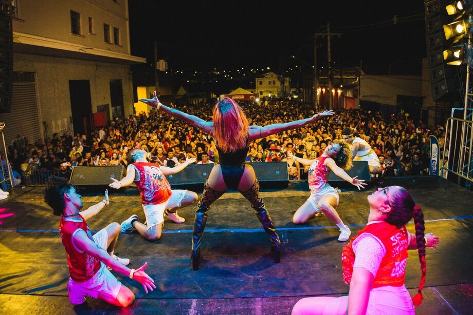 Farofolia 2026 promete reunir mais de 40 mil pessoas em Campo Grande com atrações de todo o Brasil e homenagens aos carnavais regionais.