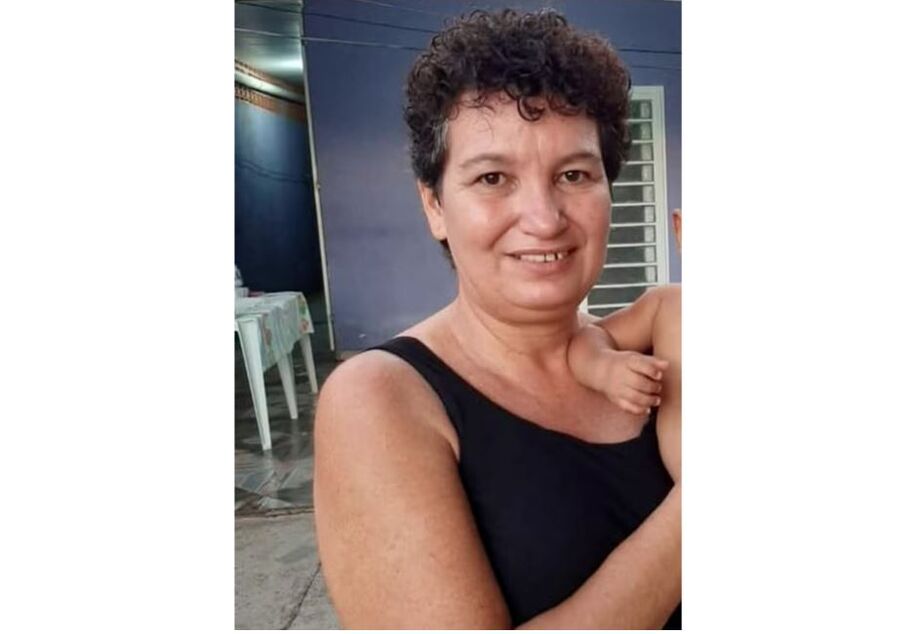 Professora é morta a tiros em frente de casa em Cuiabá; ex-marido é suspeito.