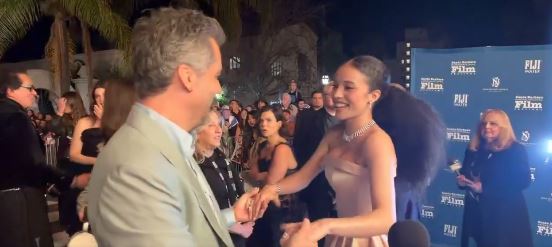 Wagner Moura durante o Festival Internacional de Santa Barbara, onde protagonizou momento descontraído em entrevista.