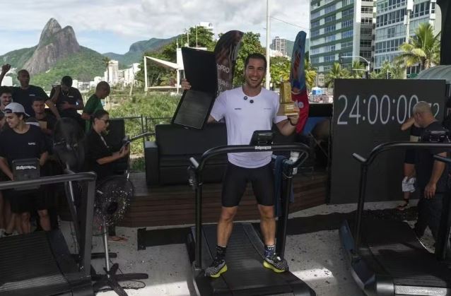 Multiatleta brasileiro Pepe Fiamoncini completa 188,3 km em 24 horas em esteira manual na Rio Academia, em Ipanema, e envia marca para validação do Guinness World Records.