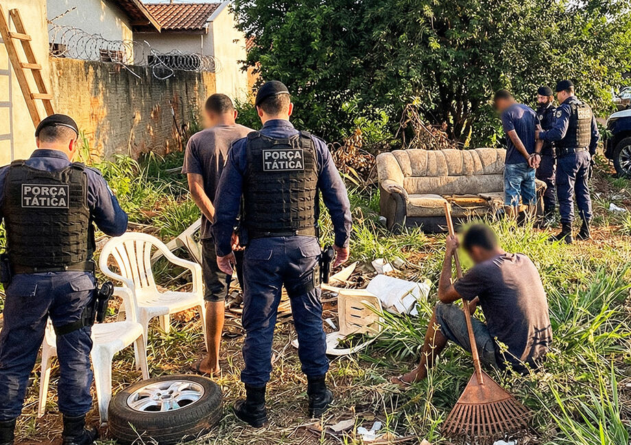 Força Tática da PM em frente a imóveis no Jardim São Conrado, onde trio foi preso após invadir casa e tentar fugir por terreno baldio.