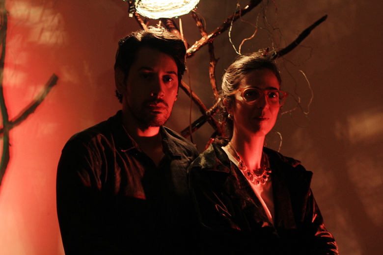 Hallison e Verônica em meio ao cenário de Bailar no Escuro