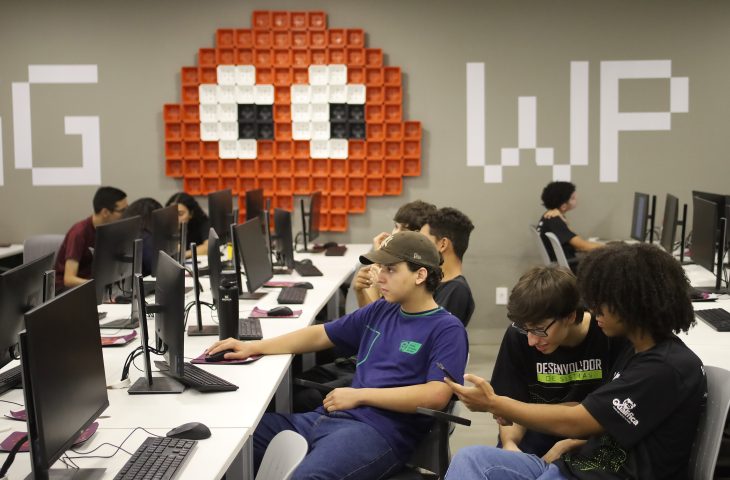 Programa Voucher Desenvolvedor oferece 124 vagas gratuitas em curso técnico de Desenvolvimento de Sistemas para alunos da rede pública em cinco cidades de Mato Grosso do Sul.