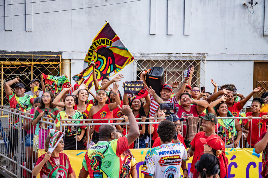 Com 1.200 componentes, Nação Zumbi garantiu o título dos blocos oficiais por diferença mínima de pontos.