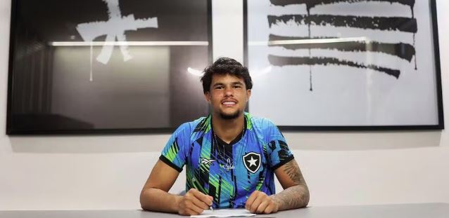 Goleiro Bruno Samudio, de 16 anos, assinou seu primeiro contrato profissional com o Botafogo.