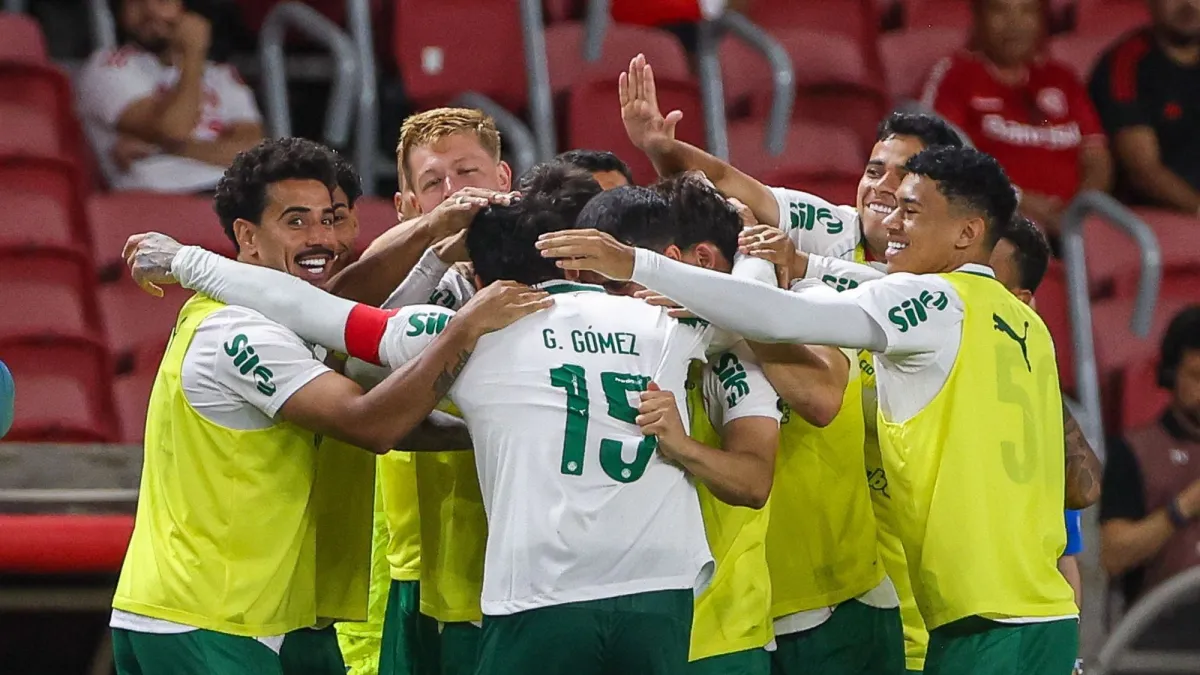 Jogadores do Palmeiras celebram gol contra o Internacional.