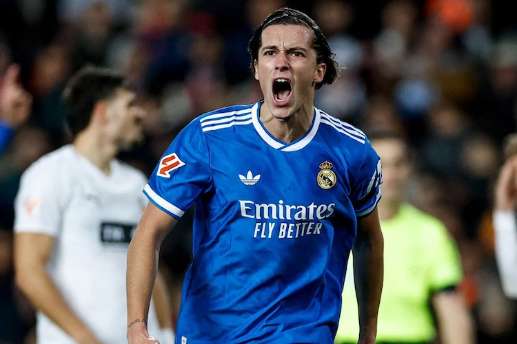 Real Madrid vence o Valencia no Mestalla e segue na cola do Barcelona.