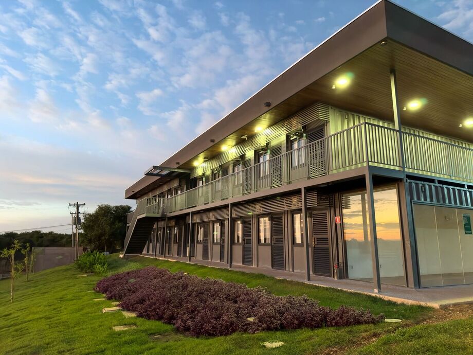 Com estrutura moderna e integrada à paisagem, o Hotel Sesc Bonito oferece diferentes tipos de acomodações, unindo conforto, sustentabilidade e contato com a natureza.