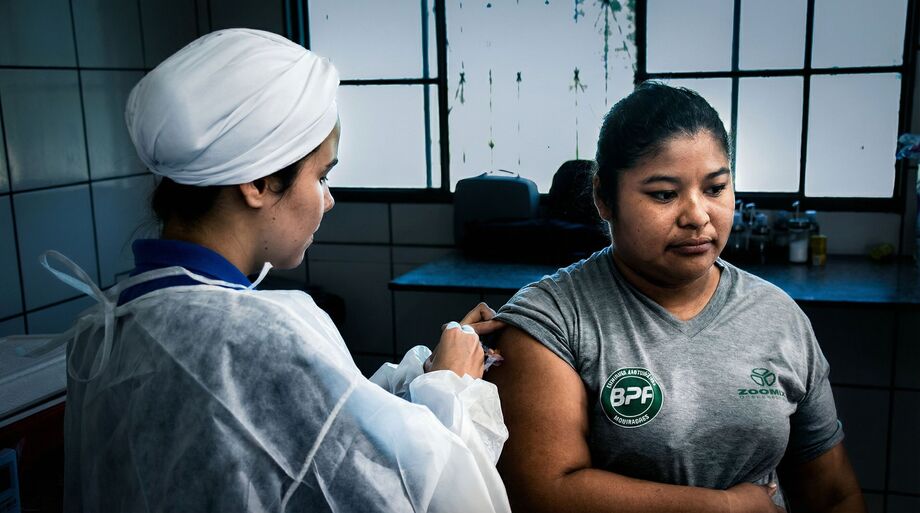 Trabalhadora recebendo a vacina contra a gripe como parte da campanha de imunização promovida pelo Sesi em Mato Grosso do Sul.