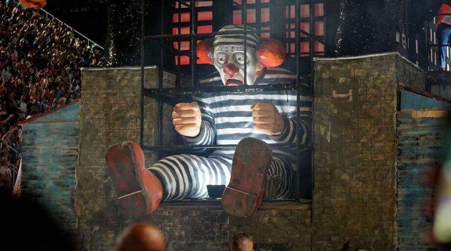 Representação de Jair Bolsonaro como palhaço preso durante desfile gerou reação de Michelle Bolsonaro.