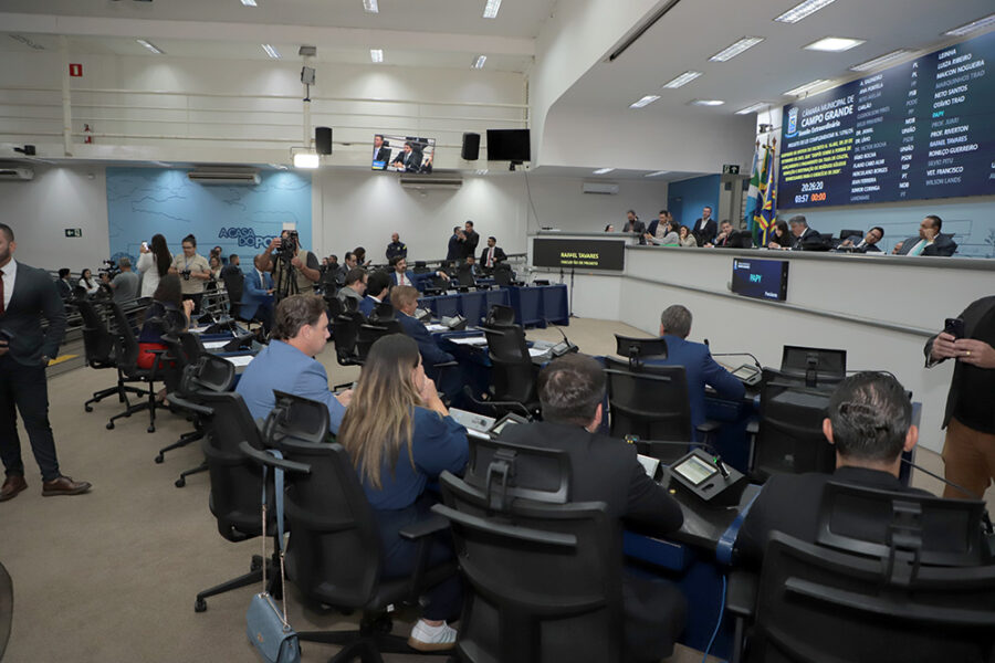 Plenário da Câmara Municipal de Campo Grande durante sessão; vereadores retomam trabalhos com projetos sobre trânsito e transparência.
