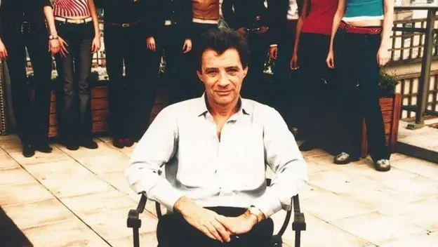 Documentos liberados pelo governo dos EUA apontam conexões internacionais no caso Jeffrey Epstein.