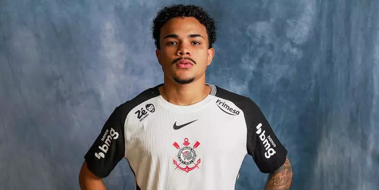 Kaio César foi apresentado pelo Corinthians após estrear com título da Supercopa.