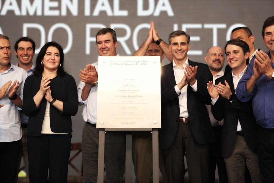 Arauco lança a pedra fundamental da ferrovia do Projeto Sucuriú, em Inocência (MS), primeira shortline após o novo marco regulatório ferroviário, com investimento de R$ 2,4 bilhões.