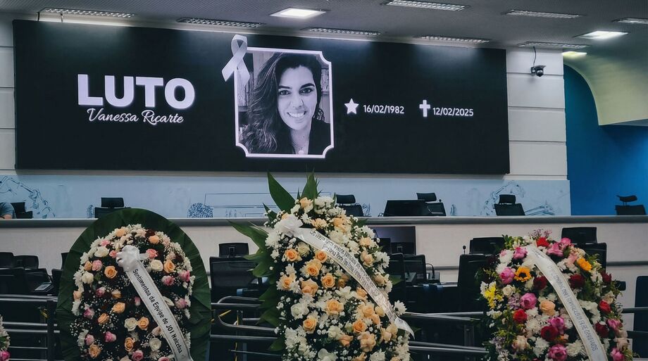 Homenagem à jornalista Vanessa Ricarte, assassinada em fevereiro de 2025. O ato em memória de Vanessa é realizado em frente ao Tribunal do Júri de Campo Grande, onde o processo segue em tramitação