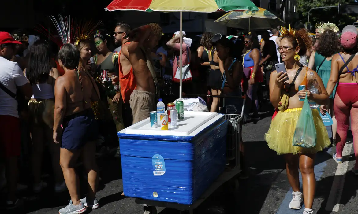 Golpes com cartão, PIX e ingressos falsos aumentam durante o carnaval.