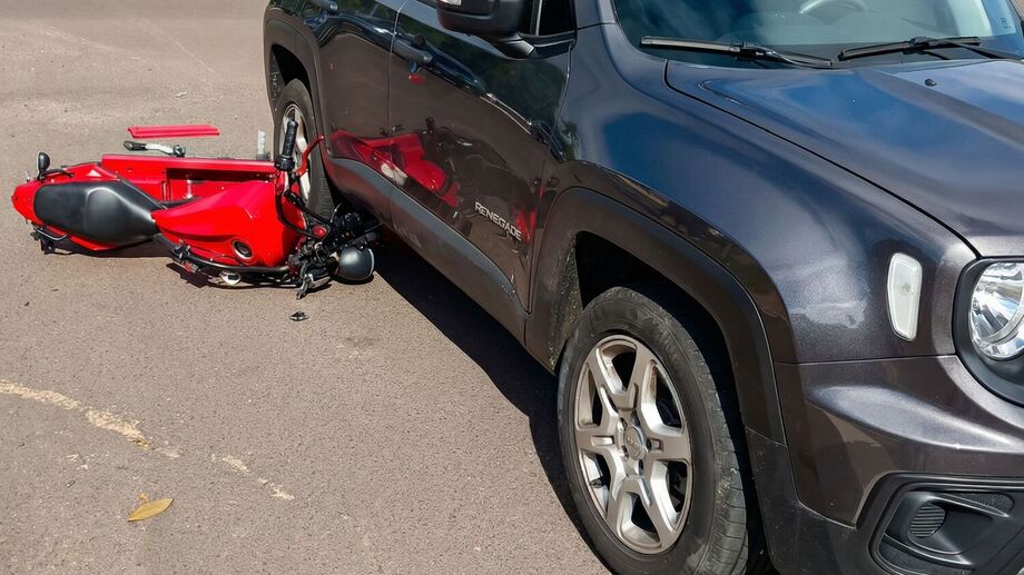 Motociclista sofre ferimentos leves após colisão com Jeep Renegade no Parque dos Poderes. Motorista do Jeep não se feriu.
